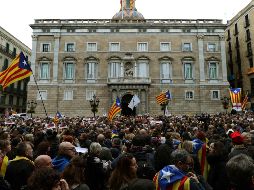 Independentistas se manifiestan este día en la plaza de Sant Jaume en Barcelona para pedir la liberación de los dirigentes encarcelados. EFE / T. Albir