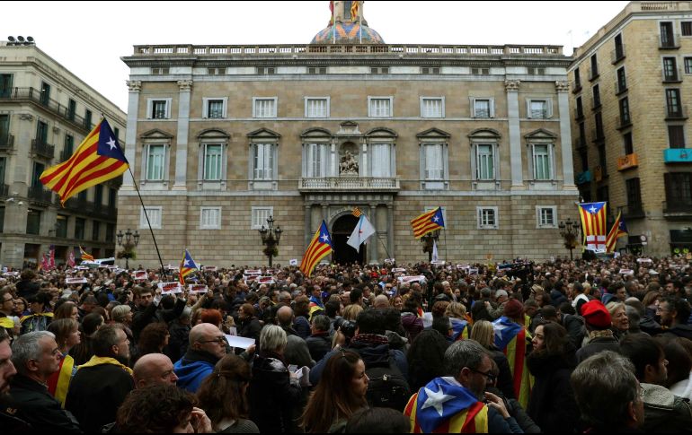 Independentistas se manifiestan este día en la plaza de Sant Jaume en Barcelona para pedir la liberación de los dirigentes encarcelados. EFE / T. Albir