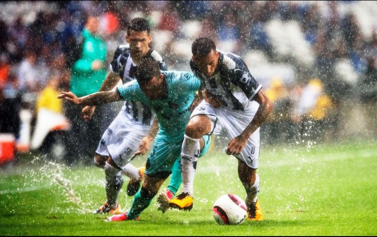 El encuentro se pospuso debido a que se presentó una intensa lluvia cuando apenas se habían jugado 12 minutos; el cotejo se detuvo en espera de que pasara, sin embargo, no pudo reanudarse. MEXSPORT / ARCHIVO