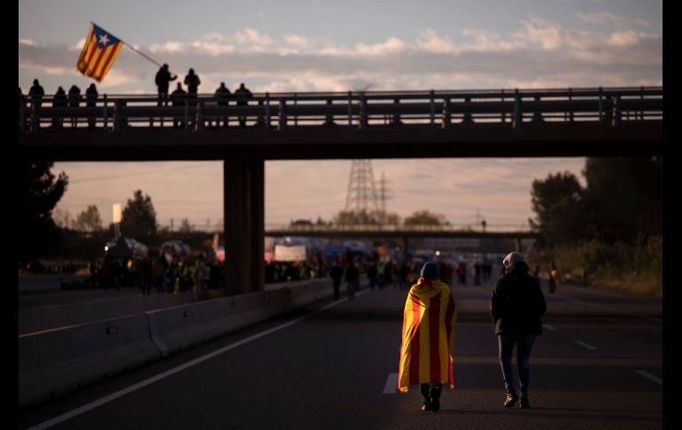 Manifestantes bloquean una autopista en Borrassa. Independentistas catalanes cortaron este miércoles autopistas, carreteras, calles y vías de ferrocarril en protesta por el encarcelamiento de sus líderes, en una jornada de huelga general .