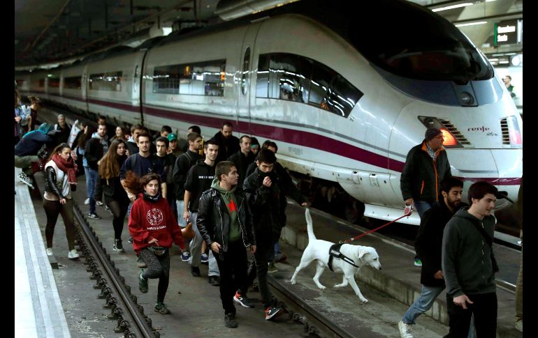 Varias decenas de personas, la mayoría de ellos estudiantes, cortaron seis vías del tren de alta velocidad de la estación de Sants de Barcelona.