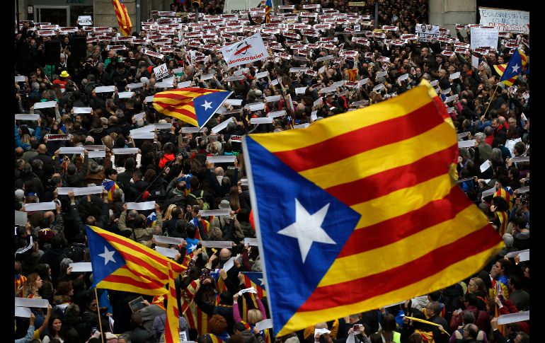 Miles se concentraron en la plaza Sant Jaume ante el palacio de la Generalitat, la sede del gobierno de la región para exigir la liberación de los dirigentes separatistas.