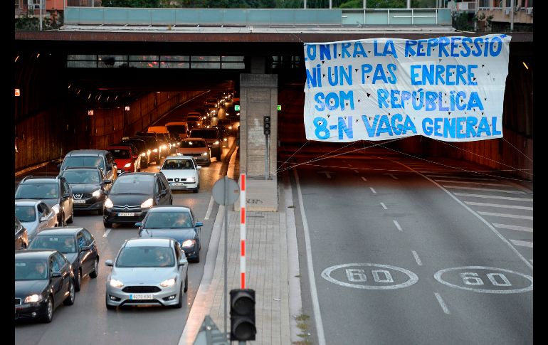 Los bloqueos complicaron el tránsito de vehículos en numerosas carreteras.