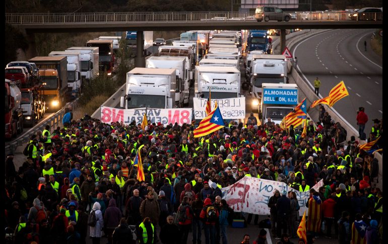 Convocada por las asociaciones y un sindicato independentistas, la huelga buscaba paralizar esta regiónen protesta por el encarcelamiento de varios dirigentes y la intervención de la autonomía catalana desde Madrid.