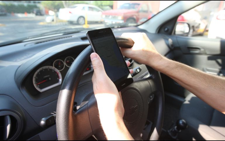 Según Semov siete de cada diez accidentes viales son provocados por el uso de celular. EL INFORMADOR / ARCHIVO