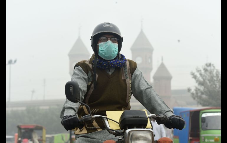 Un motociclista en en Lahore, Pakistán. Algunos habitantes se protegían del aire tóxico.