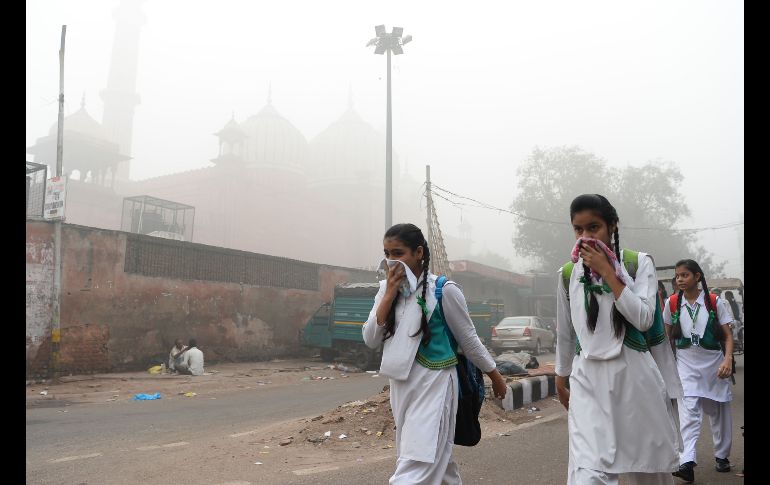 Estudiantes se cubren la cara en Nueva Delhi. Ante la emergencia ambiental, todas las escuelas de esta ciudad cerraron sus puertas hasta el domingo