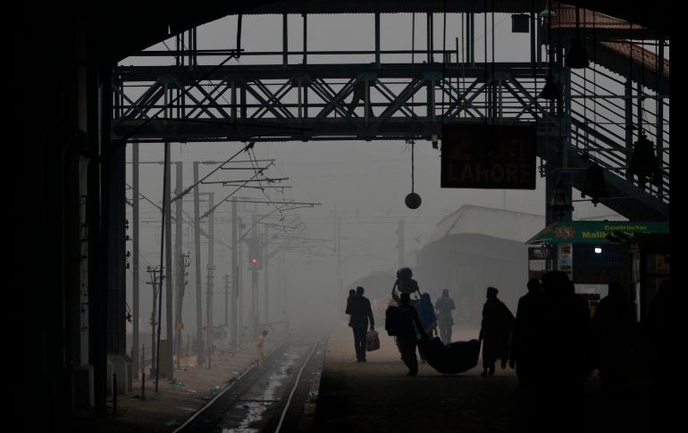 En Pakistán, la ciudad de Lahore estaba también envuelta en una niebla contaminada, que provoca hospitalizaciones, vuelos anulados, y horarios cambiados en las escuelas.