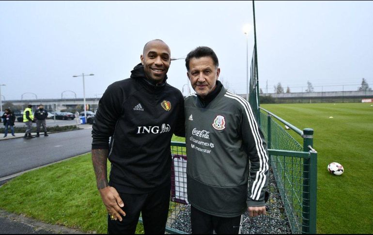 Juan Carlos Osorio (D) podría haber hecho más sencilla la tarea de su rival del próximo viernes. TWITTER/@miseleccionmx