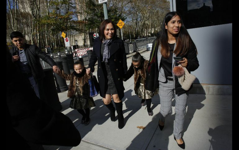 Unas niñeras sacan a las hijas del “Chapo” de un tribunal en Brooklyn. EFE / K. Betancur