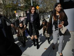 Unas niñeras sacan a las hijas del “Chapo” de un tribunal en Brooklyn. EFE / K. Betancur