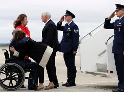 Pence también conocerá a los familiares de las víctimas del tiroteo y a otros supervivientes en Floresville. AP / E. Gay