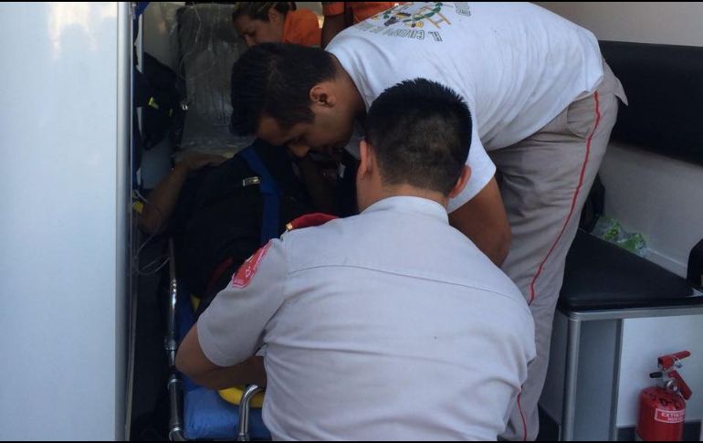 El hombre fue trasladado en estado regular a la clínica 14 para la atención médica. ESPECIAL/ Bomberos Guadalajara