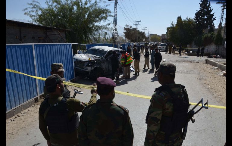 Miembros de las Fuerzas de Seguridad inspeccionan el lugar donde ocurrió el hecho. EFE/J. Taraqai