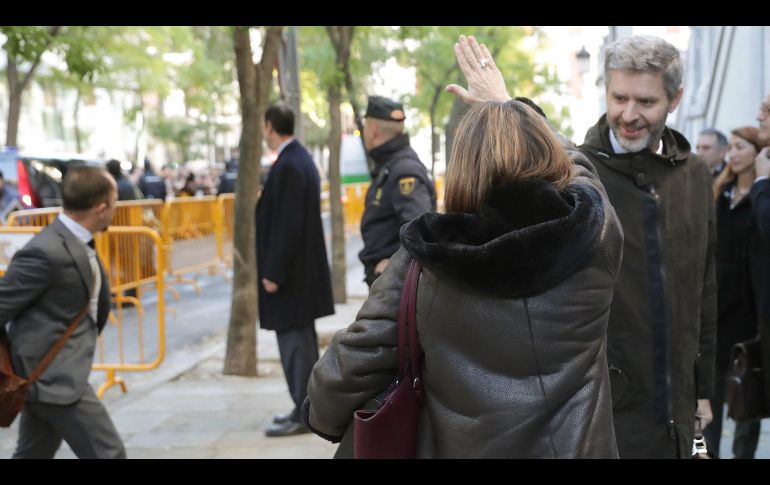 Carme Forcadell saluda a su abogado, Andreu Van den Eynde (d), a su llegada al Tribunal Supremo donde el juez Pablo Llarena la interrogará. EFE