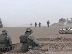 Captura de video que muestra a soldados sirios mientras toman posiciones durante los combates. AP