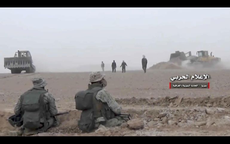 Captura de video que muestra a soldados sirios mientras toman posiciones durante los combates. AP
