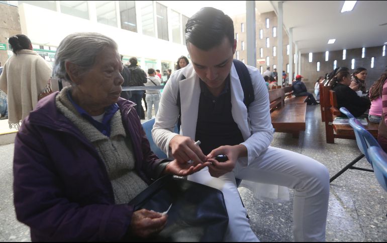 El IMSS asesora a los familiares para conformar una red de apoyo en pro de fomentar la salud y los cuidados en el adulto mayor. EL INFORMADOR / ARCHIVO