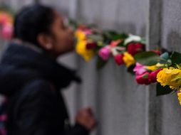 En la Capilla de la Reconciliación, que se encuentra en ese Memorial, muchas personas colocaron rosas para conmemorar a quienes murieron. AFP / J. MacDougall