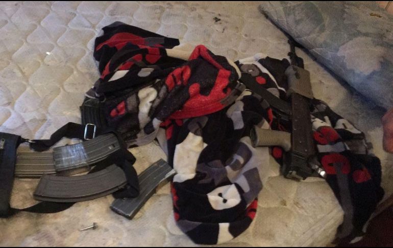 En la finca donde se realiza la detención se encuentran: los cuerpos de tres personas, droga, cristal, tres armas cortas, un rifle AK-47, dos vehículos y una motocicleta. ESPECIAL