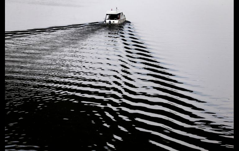 Un bote flota en el río Sava de Belgrado, en Serbia. AP/D. Vojinovic