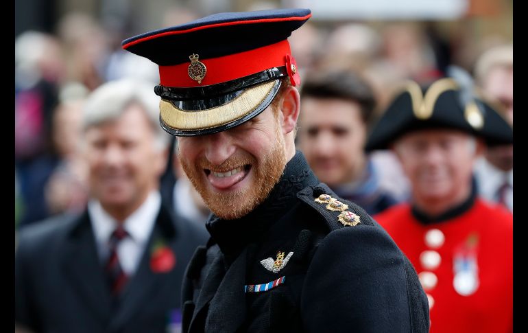 El príncipe Enrique sonríe mientras habla con veteranos, al asistir a la ceremonia inaugural del Campo del Recuerdo en la Abadía de Westminster de Londres. AP/K. Wigglesworth