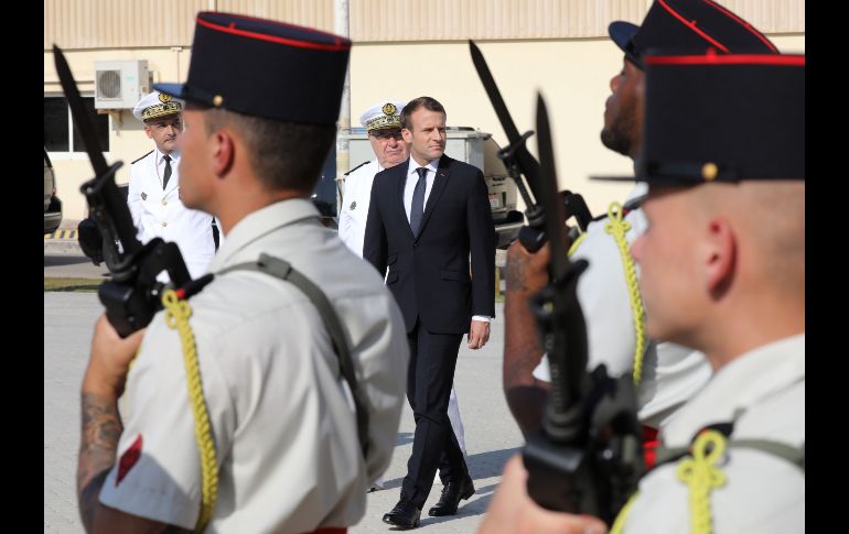El presidente francés Emmanuel Macron camina en una base naval de Abu Dhabi, luego de visitar el buque de guerra francés Jean-Bart. AFP/L. Marin