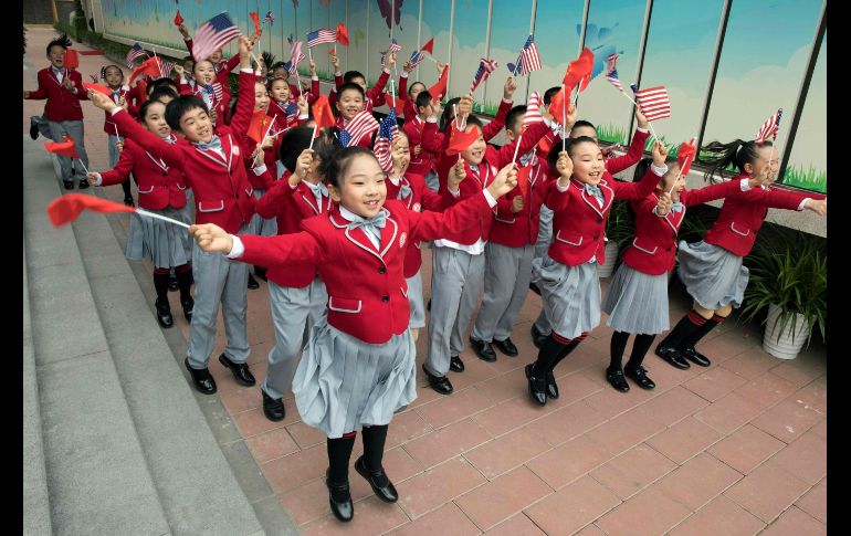 Estudiantes despiden a las primeras damas de Estados Unidos, Melania Trump, y de China, Peng Liyuan, tras una visita a una escuela primaria en Pekín. AFP/N. Han Guan