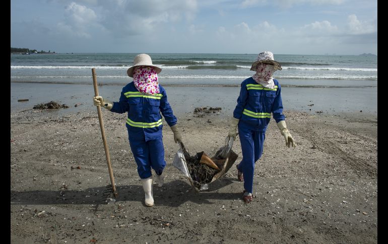 Trabajadoras limpian en la playa de Danang, Vietnam, mientras la ciudad se prepara para recibir a los líderes de la cumbre de APEC. AFP/L. Suwanrumpha