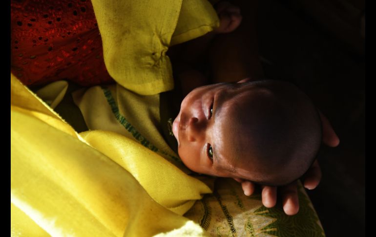Un refugiado rohinyá se ve en una playa de Teknaf, Bangladesh, tras huir de Birmania en bote. Más de 600 mil rohinyás han llegado a Banglades desde agosto para huir de la violencia étnica en su país. AFP/D. Sarkar