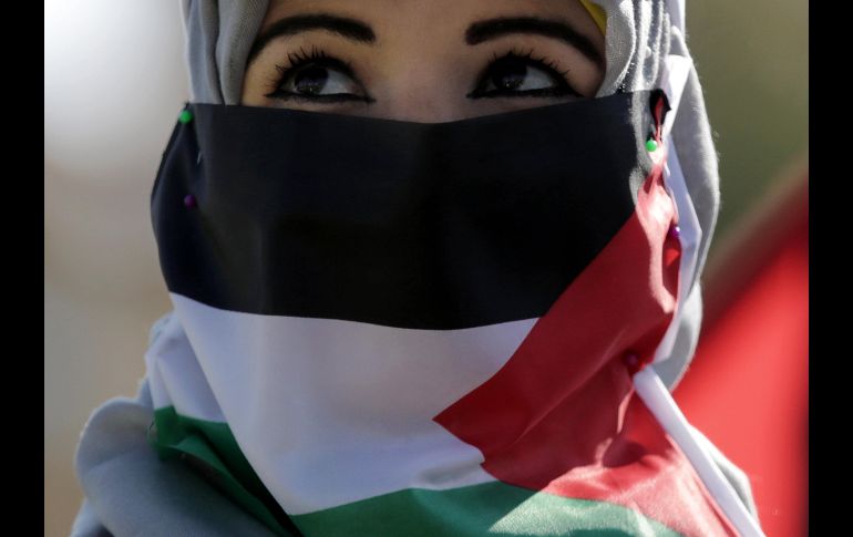 Una mujer participa en una manifestación por el 13º aniversario de la muerte del presidente palestino Yaser Arafat en la ciudad de Gaza, en la Franja de Gaza. EFE/ M. Saber