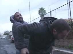 Reportero recibe golpiza al entrevistar a hermano de mafioso