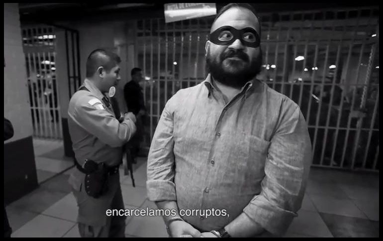 El ex gobernador de Veracruz aparece previo a sus audiencias de extradición, con el antifaz superpuesto sobre el rostro. YOUTUBE / Libertad Bajo Palabra