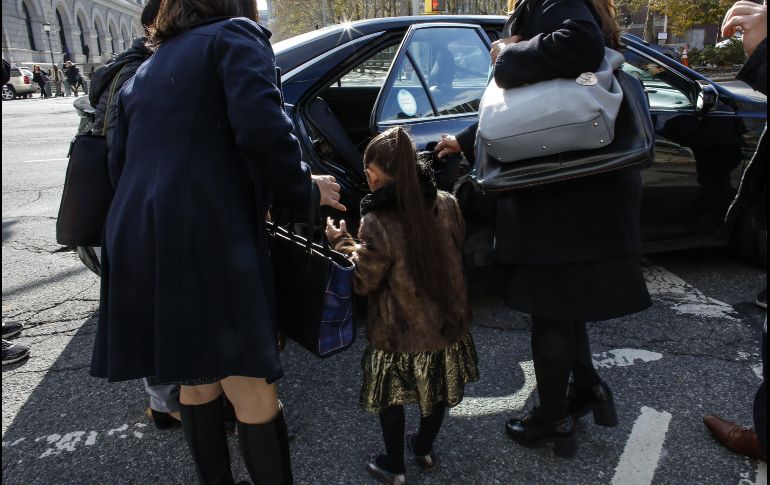 Unas niñeras sacan a las hijas del “Chapo” de un tribunal en Brooklyn. EFE / K. Betancur