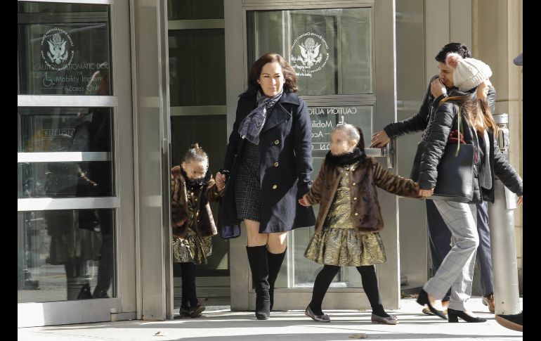 Unas niñeras sacan a las hijas del “Chapo” de un tribunal en Brooklyn. EFE / K. Betancur