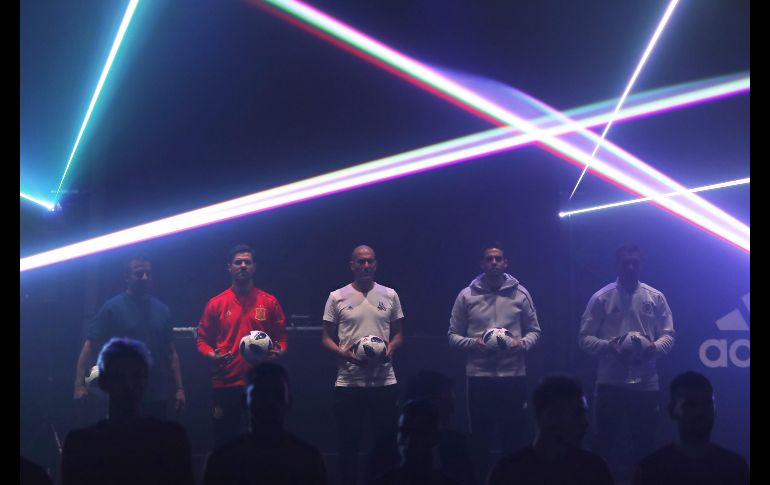 Los futbolistas Alessandro Del Piero, Xabi Alonso, el entrenador del Real Madrid Zinedine Zidane, Kaka y Lukas Podolski posan en la presentación. EFE/Y. Kochetkov