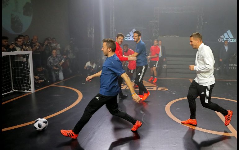 Futbolistas participan en una demostración del nuevo balón. EFE/Y. Kochetkov