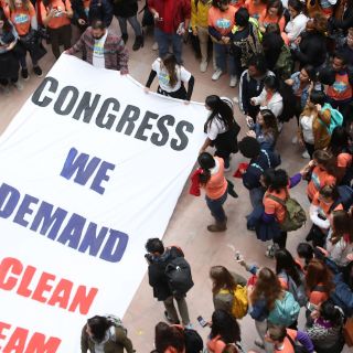 Juez avala revisión judicial a cancelación de programa DACA