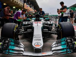 Aficionados que se dieron cita ayer en el Autódromo José Carlos Pace, aprovecharon para tomar fotografías del monoplaza del británico Lewis Hamilton. AFP/N. Almeida
