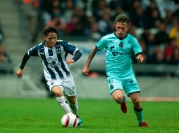 Josué Domínguez, de Monterrey, disputa el balón con Brian Lozano, autor del primer gol del partido. AFP/J. Aguilar
