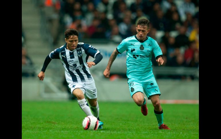Josué Domínguez, de Monterrey, disputa el balón con Brian Lozano, autor del primer gol del partido. AFP/J. Aguilar
