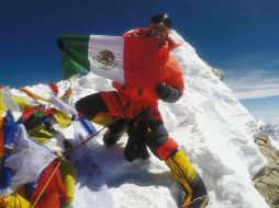 Daniel Araiza muestra la Bandera mexicana durante su expedición al Manaslu. ESPECIAL