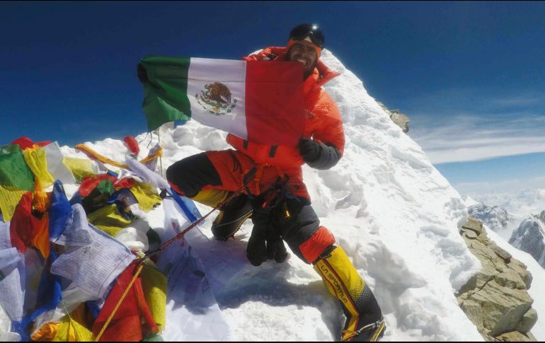 Daniel Araiza muestra la Bandera mexicana durante su expedición al Manaslu. ESPECIAL