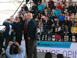 Mientras los líderes del Frente Ciudadano por México se tomaban una 'selfie', los asistentes al foro pudieron observar un desfile de políticos, nacionales y locales.  EL INFORMADOR/M. Vargas