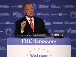 Roy Moore, de Alabama, ha sido acusado de acoso por cuatro mujeres, quienes señalan que éste se sobrepasó con ellas cuando él trabajaba como fiscal. AFP / ARCHIVO