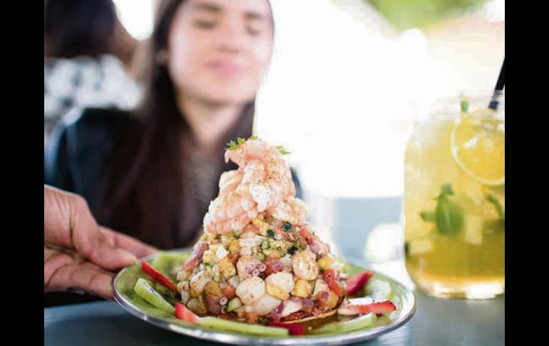 Tostada Moñolocha es uno de los platillos que puedes encontrar en Mariscos Santa Cruz. ESPECIAL / CORTESÍA