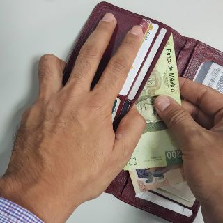 Aumento al salario mínimo debe ser prudente: Carstens