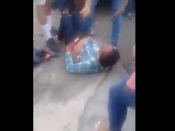 En las imágenes se pudo observar cómo la mujer es sometida en el suelo mientras varios sujetos comienzan a despojarla de sus prendas. ESPECIAL