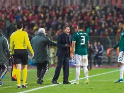 Juan Carlos Osorio, alterado, le explica a Carlos Salcedo los errores de la defensa mexicana en uno de los pasajes del partido contra Bélgica. MEXSPORT