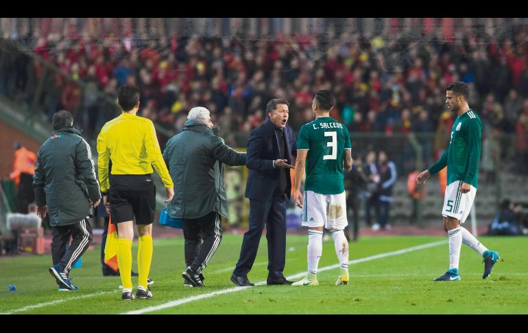 Juan Carlos Osorio, alterado, le explica a Carlos Salcedo los errores de la defensa mexicana en uno de los pasajes del partido contra Bélgica. MEXSPORT